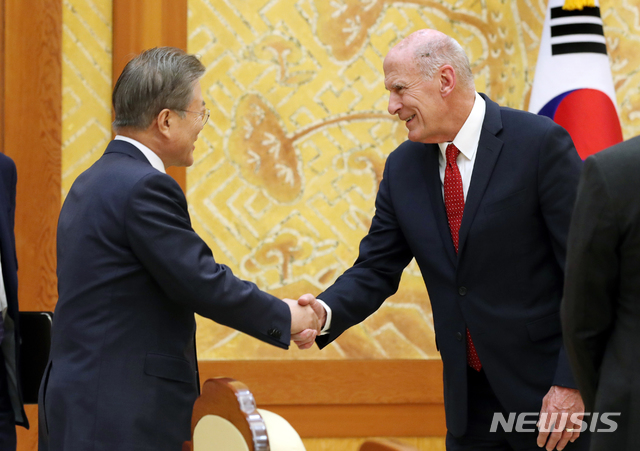 【서울=뉴시스】박진희 기자 = 문재인 대통령이 20일 청와대에서 방한중인 댄 코츠(Dan Coats) 미국 국가정보국(DNI) 국장을 접견하고 있다. 댄 코츠 국장은 지난 19일 2박 3일 일정으로 방한중이며, 중앙정보국(CIA), 연방수사국(FBI), 국가안전보장국(NSA), 국방정보국(DIA), 국가정찰처(NRO) 등 미국 16개 정보기관을 통솔하는 정보기관 수장이다. 2019.03.20. (사진=청와대 제공) photo@newsis.com