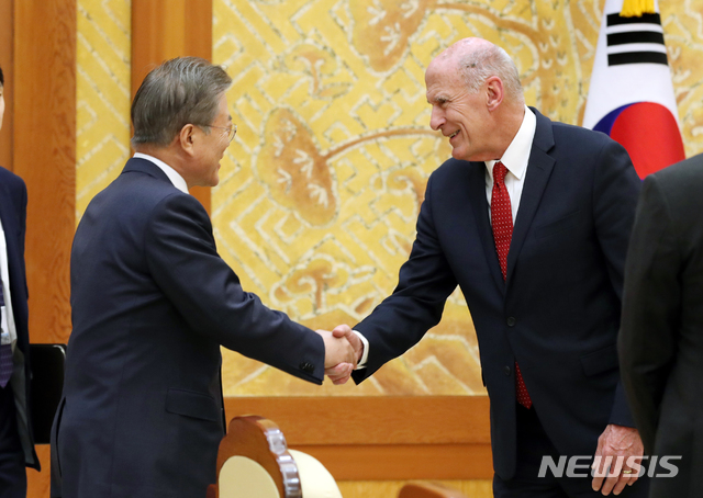 【서울=뉴시스】박진희 기자 = 문재인 대통령이 20일 청와대에서 방한중인 댄 코츠(Dan Coats) 미국 국가정보국(DNI) 국장을 접견하고 있다. 댄 코츠 국장은 지난 19일 2박 3일 일정으로 방한중이며, 중앙정보국(CIA), 연방수사국(FBI), 국가안전보장국(NSA), 국방정보국(DIA), 국가정찰처(NRO) 등 미국 16개 정보기관을 통솔하는 정보기관 수장이다. 2019.03.20. (사진=청와대 제공) photo@newsis.com