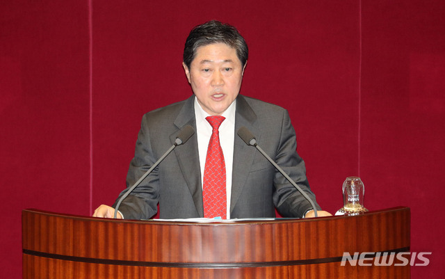 【서울=뉴시스】홍효식 기자 = 자유한국당 유기준 의원이 20일 오후 서울 여의도 국회에서 열린 본회의에서 이낙연 국무총리에게 외교·통일·안보에 관한 대정부질문을 하고 있다. 2019.03.20.&nbsp; yesphoto@newsis.com