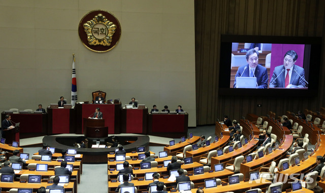 【서울=뉴시스】홍효식 기자 = 자유한국당 유기준 의원이 20일 오후 서울 여의도 국회에서 열린 본회의에서 이낙연 국무총리에게 외교·통일·안보에 관한 대정부질문을 하고 있다. 2019.03.20. yesphoto@newsis.com