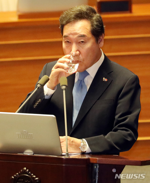 【서울=뉴시스】박영태 기자 = 20일 서울 영등포구 여의도 국회에서 열린 제367회 국회(임시회) 제6차본회의 대정부 질문에서 이낙연 총리가 물을 마시고 있다. 2019.03.20.since1999@newsis.com