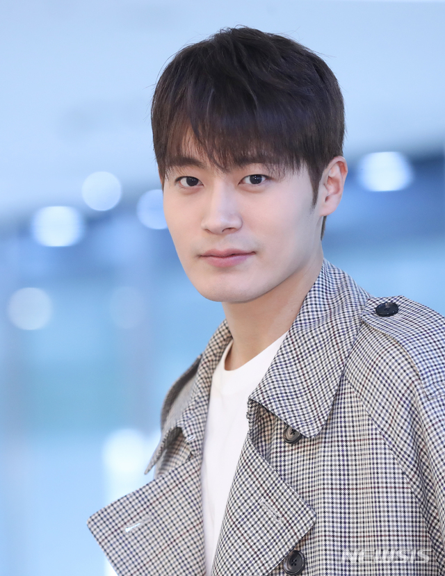 【서울=뉴시스】조수정 기자 = KBS2 수목드라마 '왜그래 풍상씨' 이외상 역으로 열연한 배우 이창엽이 20일 오후 서울 중구 충무로 뉴시스 본사에서 인터뷰에 앞서 포즈를 취하고 있다. 2019.03.20. chocrystal@newsis.com