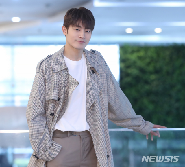 【서울=뉴시스】조수정 기자 = KBS2 수목드라마 '왜그래 풍상씨' 이외상 역으로 열연한 배우 이창엽이 20일 오후 서울 중구 충무로 뉴시스 본사에서 인터뷰에 앞서 포즈를 취하고 있다. 2019.03.20. chocrystal@newsis.com