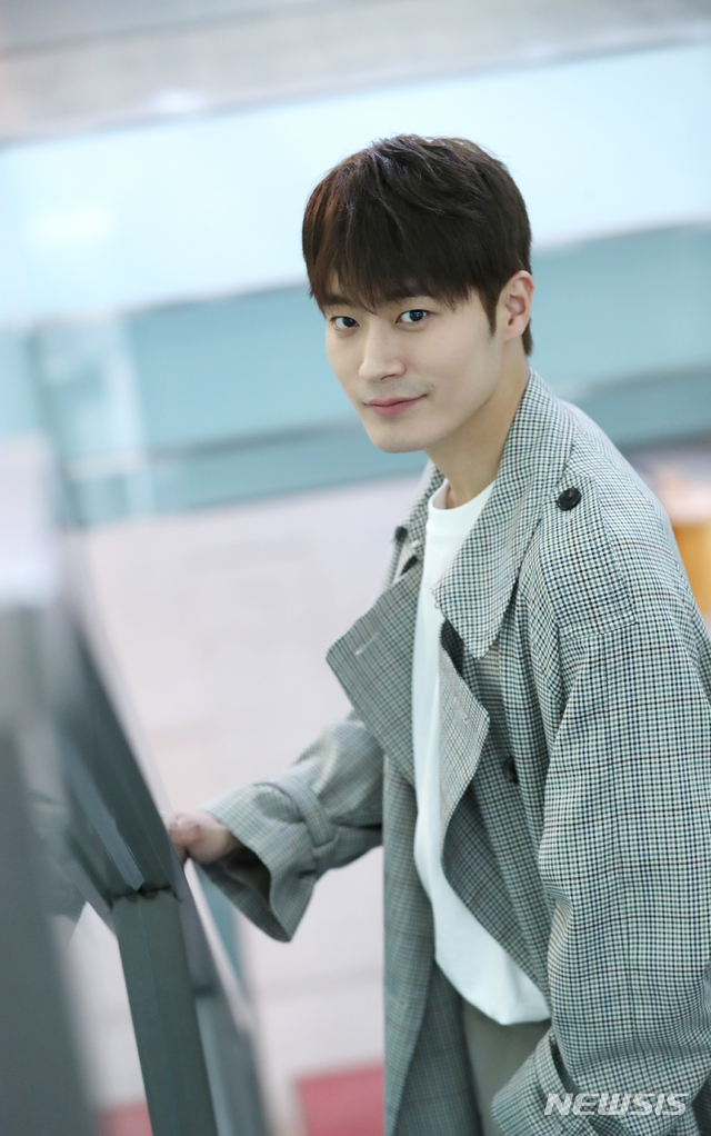 【서울=뉴시스】조수정 기자 = KBS2 수목드라마 '왜그래 풍상씨' 이외상 역으로 열연한 배우 이창엽이 20일 오후 서울 중구 충무로 뉴시스 본사에서 인터뷰에 앞서 포즈를 취하고 있다. 2019.03.20. chocrystal@newsis.com