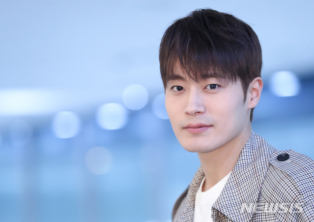 【서울=뉴시스】조수정 기자 = KBS2 수목드라마 '왜그래 풍상씨' 이외상 역으로 열연한 배우 이창엽이 20일 오후 서울 중구 충무로 뉴시스 본사에서 인터뷰에 앞서 포즈를 취하고 있다. 2019.03.20. chocrystal@newsis.com