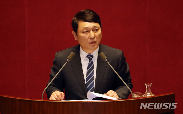 【서울=뉴시스】박영태 기자 = 20일 서울 영등포구 여의도 국회에서 열린 제367회 국회(임시회) 제6차본회의 대정부 질문에서 최재성 더불어민주당 의원이 강경화 외교부 장관에게 대정부 질문을 하고 있다. 2019.03.20.since1999@newsis.com