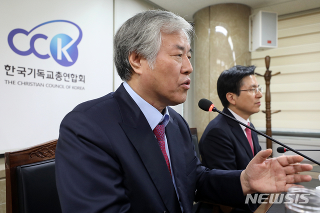 【서울=뉴시스】김병문 수습기자 = 전광훈 한국기독교총연합회장이 20일 오후 서울 종로구 한국기독교연합회관을 예방한 자유한국당 황교안 대표를 만나 인사말을 하고 있다. 2019.03.20.&nbsp; dadazon@newsis.com 