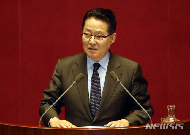 【서울=뉴시스】박영태 기자 = 20일 서울 영등포구 여의도 국회에서 열린 제367회 국회(임시회) 제6차본회의 대정부 질문에서 박지원 민주평화당 의원이 이낙연 총리에게 대정부 질문을 하고 있다. 2019.03.20. since1999@newsis.com