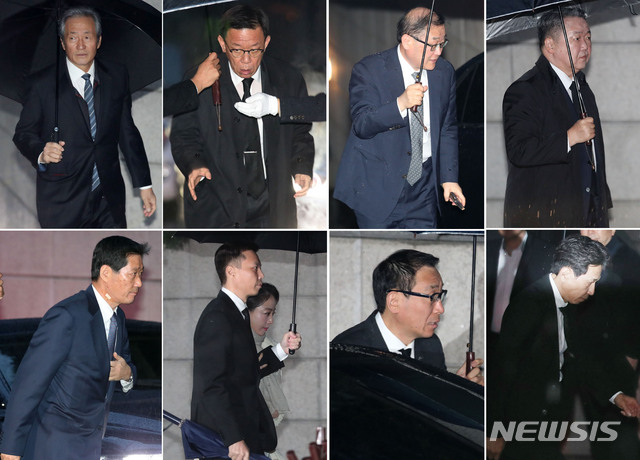 【서울=뉴시스】김진아 기자 = 고 정주영 현대그룹 명예회장 18주기를 하루 앞둔 20일 범 현대가 식구들이 서울 용산구 한남동 정몽구 현대자동차그룹 회장 자택에서 열린 제사를 위해 한자리에 모였다.&nbsp; 사진 왼쪽위부터 시계방향으로 정몽준 아산재단 이사장, 정몽훈 성우전자 회장, 정몽원 한라그룹 회장, 정몽국 엠티인더스트리 회장,&nbsp; 정몽용 현대성우홀딩스 회장, 정몽혁 현대종합상사 회장, 정대선 현대 비에스앤씨 회장과 부인 노현정 씨, 정몽윤 현대해상화재보험 회장. 2018.03.20.&nbsp; bluesoda@newsis.com