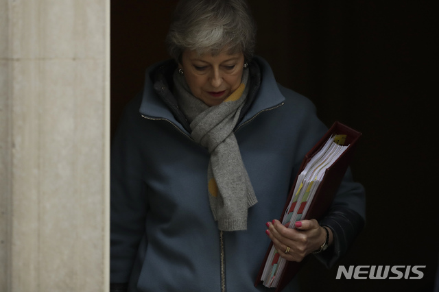 메이 총리가 20일 오전 11시반 시작되는 하원 주간 총리질의응답PMQ)에 참석하기 위해 관저를 떠나고 있다&nbsp;&nbsp; AP