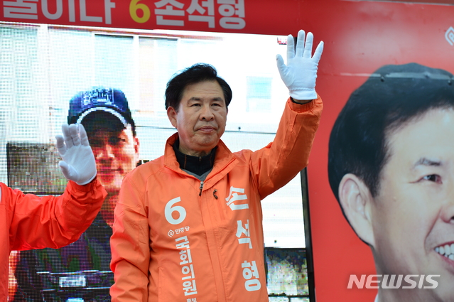 【창원=뉴시스】강경국 기자 = 4·3 국회의원 보궐선거 공식선거운동 첫 날인 21일 경남 창원시 성산구 창원병원 사거리에서 민중당 손석형 후보가 선거차량에서 유세를 펼치고 있다. 2019.03.21.kgkang@newsis.com