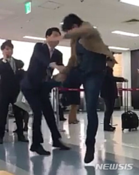 【서울=뉴시스】홍찬선 기자 = 술에 취한 일본인 A(49)씨가 지난 19일 오전 8시30분께 김포국제공항을 출국장에서 일본으로 하네다공항으로 향하는 여객기에 탑승하려다 제지하는 항공사 직원등을 폭행하는 사건이 발생했다.사진은 이날 항공사 직원 등에게 발길질을 하는 일본인 A씨. 2019.03.21.(사진=독자 제공)photo@newsis.com