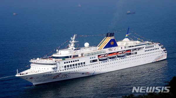 【서울=뉴시스】20일 중국 정취안바오에 따르면 중국 크루즈선사인 발해륜도유한공사(이하 발해륜도)는 이날 북한 남포특별시 정부와 협력약정서(Cooperation Agreement)를 체결했다. 협약서에는 "남포시가 발해륜도에 옌타이-남포, 다롄-남포 해상 항로의 독자운영권을 부여하고, 남포시가 다른 회사와 동일한 협력을 하지 않는다"는 등 내용이 포함됐다. 발해륜도 회사가 운영하는 크루즈. <사진출처: 발해륜도 사이트> 2019.03.21 