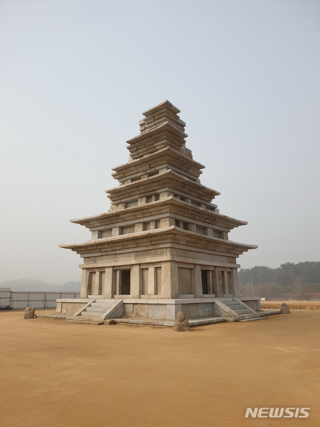 【서울=뉴시스】 익산 미륵사지 석탑(동북측) 수리 후 