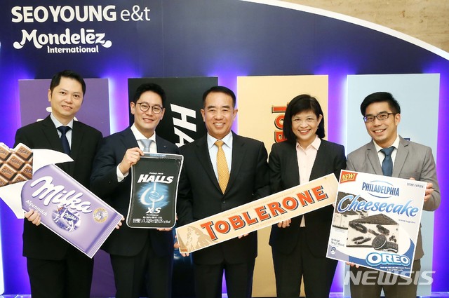 【서울=뉴시스】21일 쉐라톤서울팔래스강남호텔에서 진행된 '서영이앤티 몬델리즈 사업발표회'에서서영이앤티와 몬델리즈 관계자들이 포토월 앞에서 포즈를 취하고 있다.사진 왼쪽부터 몬델리즈 아시아 총괄 매니저 콜린 팡 , 서영이앤티 허재균 상무 , 서영이앤티 이인우 사장 , 몬델리즈 아시아지사장 카렌 푼 , 몬델리즈 아시아담당자 벤자민 림. 2019.3.21(사진=서영이앤티 제공) photo@newsis.com