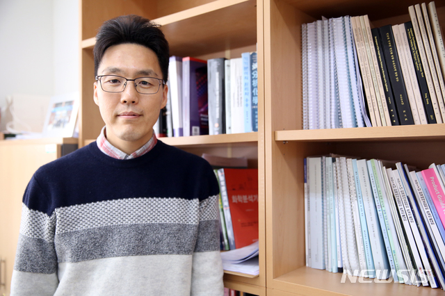 【울산=뉴시스】박일호 기자 = 울산대학교는 화학과 하지원 교수(사진)팀이 금나노입자에서 발생하는 고에너지 '핫전자'의 계면 전달을 조절할 수 있는 새로운 방법을 개발했다고 21일 밝혔다. 2019.03.21. (사진=울산대학교 제공) photo@newsis.com