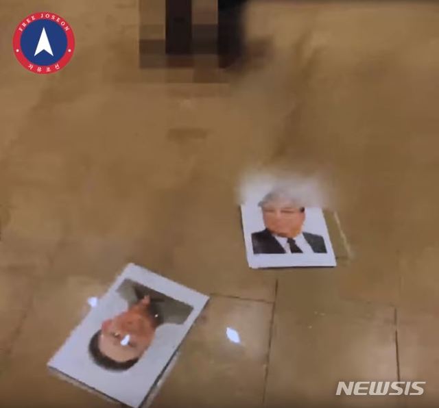 【서울=뉴시스】말레이사아 쿠알라룸푸르 주재 북한 대사관 외벽 낙서 테러를 감행한 것으로 알려진 '자유조선'(옛 천리마민방위)이 김일성·김정일 초상화를 훼손하는 영상을 올렸다. 자유조선은 지난 20일 홈페이지에 이같은 영상을 올리고 "김일성 김정일 김정은 신격화를 타도한다. 조국을 위해 우리는 일어난다. 자유조선 만세! 만세! 만세!"라고 글을 썼다. 2019.03.21. (사진=자유조선 유투브 채널 캡쳐) photo@newsis.com 