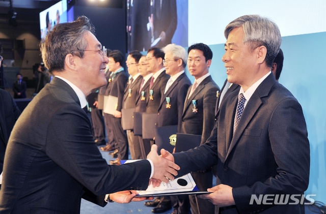 【서울=뉴시스】지난 3월20일 서울 코엑스 그랜드볼룸에서 열린 '제46회 상공의 날 기념식'에서 산업통상자원부 장관 표창을 받는 한국암웨이 김장환 대표이사