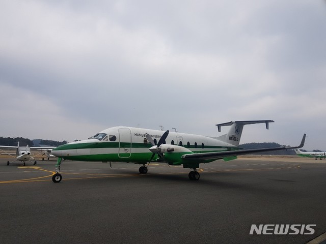 【충남=뉴시스】 변해정 기자= 미세먼지 관측 중형항공기가 22일 미세먼지계수기와 블랙카본분석기, 나노입자계수기 등 고해상도 실시간 측정장비 9대를 싣고선 한서대 태안비행장에서 이륙 준비를 하고 있다. 2019.03.22. 