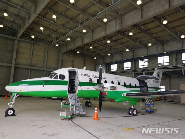 【충남=뉴시스】 변해정 기자= 미세먼지 관측에 쓰이는 중형항공기(모델명 Beechcraft 1900D)가 22일 충남 한서대 태안비행장 경납고에서 출발 대기하고 있다. 2019.03.22. 