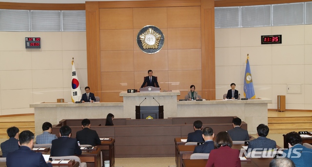 【포항=뉴시스】강진구 기자 = 경북 포항시의회(서재원 의장)는 21일 오전 본회의장에서 긴급 임시회를 열어 ‘포항지진과 지열발전간의 연관성 분석 연구결과 발표에 따른 성명서’를 채택했다.2019.03.21.(사진=포항시의회 제공)&nbsp; photo@newsis.com