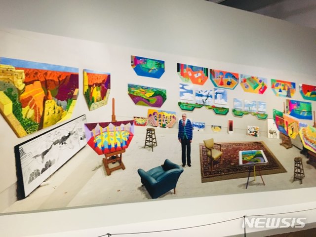 【서울=뉴시스】 박현주 미술전문기자 = 현존 작가중 최고 작품가(한화 약 1019억원)를 기록한 영국 작가 데이비드 호크니(82)의 대규모 회고전이 서울시립미술관에서 열린다. 호크니가 2017년 자신의 작품세계를 제작한 작품도 공개됐다. 