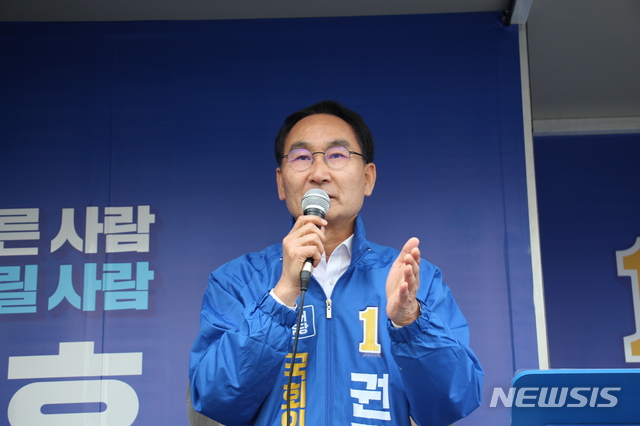【창원=뉴시스】강경국 기자 = 4·3 국회의원 보궐선거 공식선거운동 첫 날인 21일 경남 창원시 성산구 상남사거리에서 더불어민주당 권민호 후보 출정식이 열린 가운데 권 후보가 자신의 지지를 호소하고 있다. 2019.03.21. (사진=권민호 선대본부 제공)photo@newsis.com