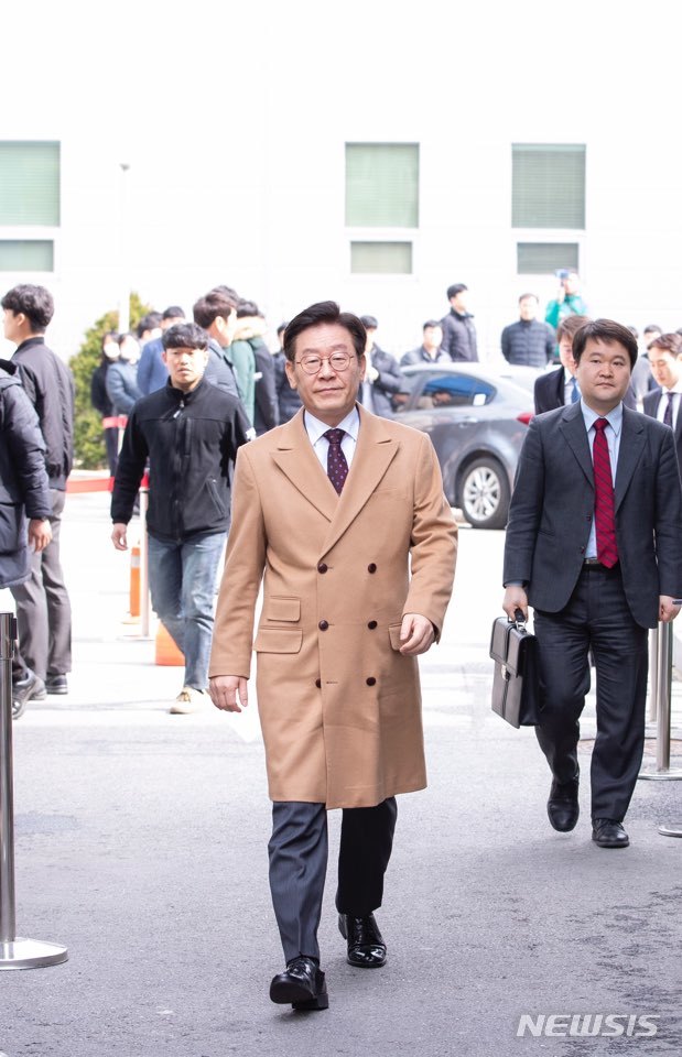 【수원=뉴시스】박다예 기자 = 이재명 경기도지사가 21일 12차 공판에 출석하기 위해 수원지법 성남지원 제3호 법정으로 들어가고 있다. 2019.03.21pdyes@naver.com