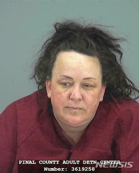 【파이날카운티=AP/뉴시스】 애리조나 경찰은 인기 유튜브 채널 운영자 마셸 해크니가 아동학대 등의 혐의로 구속 수감돼 있다고 20일(현지시간) 밝혔다. 해크니는 7명의 입양 아동들을 영상에 출연시키면서 지시를 잘 듣지 않는 아이들을 심각하게 학대한 것으로 나타났다. 사진은 구속 이달 초 체포된 해크니의 모습. 2019.3.21