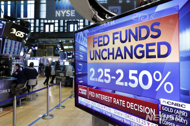 【뉴욕=AP/뉴시스】뉴욕증권거래소(NYSE) 매장에 20일(현지시간) 연방준비제도의 금리동결 소식을 전하는 뉴스 자막이 소개되고 있다. 2019.03.21