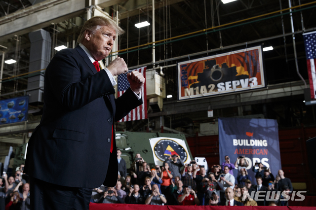 【리마=AP/뉴시스】도널드 트럼프 미국 대통령이 20일(현지시간) 미 오하이오주 리마의 군용 전차공장에 도착해 직원들에게 인사하고 있다. 트럼프 대통령은 미군 주력 탱크 'M1 에이브럼스'를 생산하는 이 공장에서 연설을 통해 자신이 군과 제조업을 살리고 있다고 강조했는데 이는 2020년 대선을 앞두고 '러스트 벨트(쇠락 공장지대)'의 표심 이탈을 막기 위함이라는 분석이다. 2019.03.21.