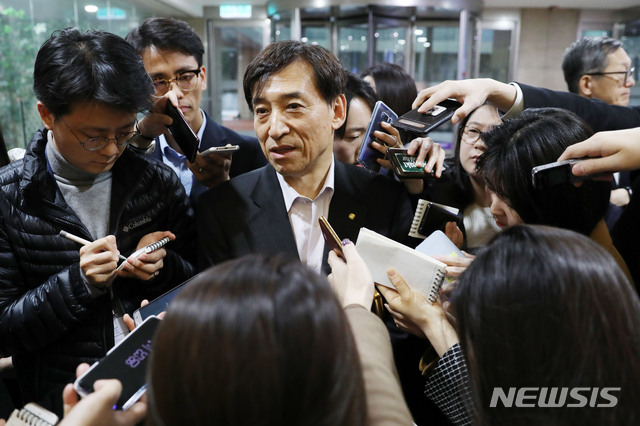 【서울=뉴시스】박미소 수습기자 = 이주열 한국은행 총재가 21일 오전 서울 중구 한국은행 본관에서 미국 연방준비제도의 금리 동결과 관련된 취재진의 질문에 답하고 있다. 2019.03.21. misocamera@newsis.com