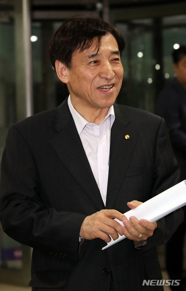 【서울=뉴시스】박미소 수습기자 = 지난달 이주열 한국은행 총재가 서울 중구 한국은행 본관에 출근하고 있다. 2019.03.21. misocamera@newsis.com