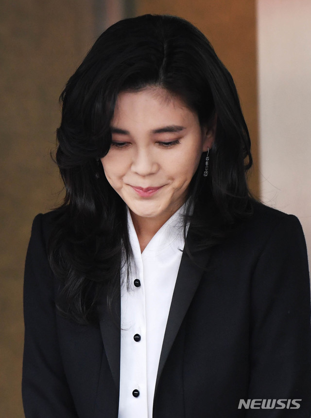 【서울=뉴시스】 이부진 호텔신라 사장이 지난 21일 오전 서울 중구 삼성전자 장충사옥에 도착해 주주총회 장소로 향하고 있다. 이 사장은 서울 강남의 한 성형외과에서 마약류인 수면마취제 프로포폴을 상습적으로 투약했다는 의혹을 받고 있다. 2019.03.21. (사진=더팩트 제공) photo@newsis.com