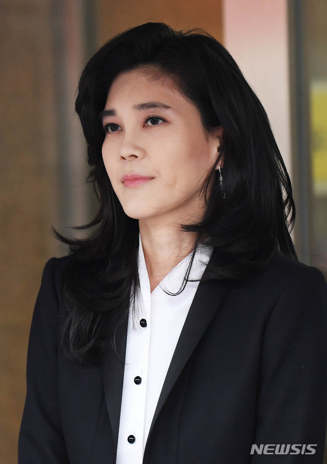 【서울=뉴시스】 이부진 호텔신라 사장이 지난 21일 오전 서울 중구 삼성전자 장충사옥에 도착해 주주총회 장소로 향하고 있다. 이 사장은 서울 강남의 한 성형외과에서 마약류인 수면마취제 프로포폴을 상습적으로 투약했다는 의혹을 받고 있다. 2019.03.21. (사진=더팩트 제공) photo@newsis.com