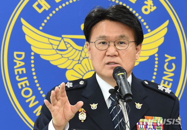 【대전=뉴시스】 함형서 기자 =자유한국당이 '황운하 특검'을 발의하겠다고 밝힌 가운데 황운하 대전지방경찰청장이 21일 대전 서구 둔산동 대전지방경찰청 대회의실에서 기자들과의 간담회를 열고 입장을 밝히고 있다.2019.03.21.foodwork23@newsis.com