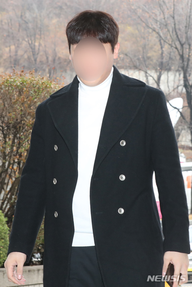 【서울=뉴시스】이윤청 수습기자 = '버닝썬'을 둘러싼 각종 의혹을 최초 폭로한 김상교씨를 폭행한 혐의를 받는 장원용 버닝썬 이사가 영장실질심사를 받기 위해 21일 오전 서울 서초구 서울중앙지법에 출석하고 있다. 2019.03.21.&nbsp; radiohead@newsis.com