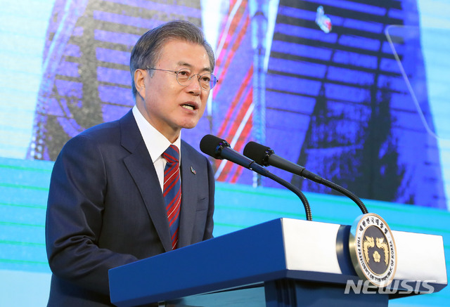 【서울=뉴시스】전신 기자 = 문재인 대통령이 21일 서울 중구 IBK 기업은행 본점에서 열린 혁신금융 비전선포식 참석하여 인사말을 하고 있다. 2019.03.21. photo1006@newsis.com