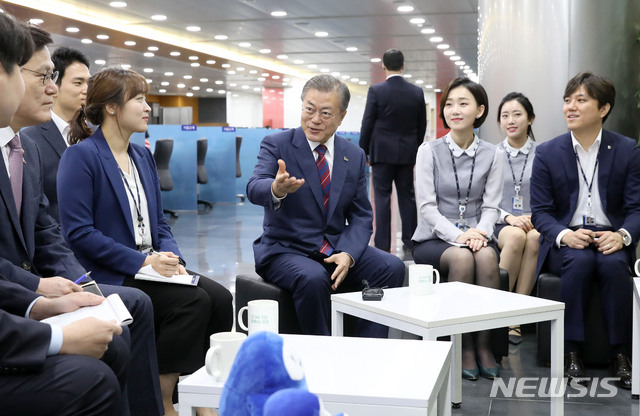 【서울=뉴시스】전신 기자 = 문재인 대통령이 21일 서울 중구 IBK 기업은행 본점에서 열린 혁신금융 비전선포식 참석에 앞서 직원들과 대화를 나누고 있다. 2019.03.21. photo1006@newsis.com