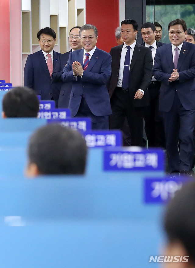 【서울=뉴시스】전신 기자 = 문재인 대통령이 21일 서울 중구 IBK 기업은행 본점에서 열린 혁신금융 비전선포식 참석에 앞서 기업대출 창구를 방문하고 있다. 2019.03.21. photo1006@newsis.com