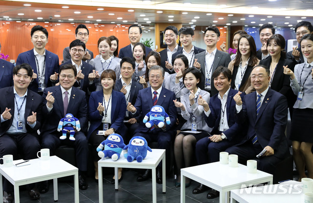 【서울=뉴시스】전신 기자 = 문재인 대통령이 21일 서울 중구 IBK 기업은행 본점에서 열린 혁신금융 비전선포식 참석에 앞서 직원들의 현장의견 경청한 후 기념촬영을 하고 있다. 2019.03.21.&nbsp; photo1006@newsis.com