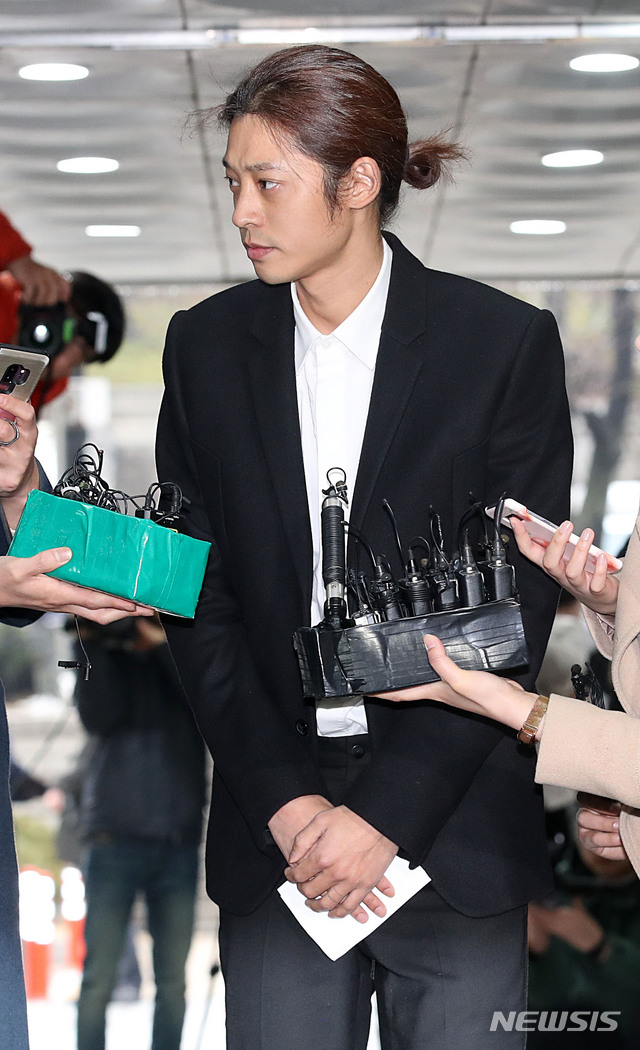 【서울=뉴시스】김진아 기자 = 성폭력범죄의 처벌 등에 관한 특례법 위반(카메라 등 이용 촬영) 혐의를 받고 있는 가수 정준영이 영장실질심사를 받기 위해 21일 서울 서초구 서울중앙지법에 출석하던 중 준비한 글을 읽고 있다. 2018.03.21. bluesoda@newsis.com