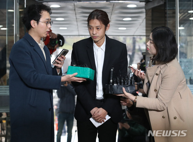 【서울=뉴시스】김진아 기자 = 성폭력범죄의 처벌 등에 관한 특례법 위반(카메라 등 이용 촬영) 혐의를 받고 있는 가수 정준영이 영장실질심사를 받기 위해 21일 서울 서초구 서울중앙지법에 출석하고 있다. 2018.03.21.&nbsp; bluesoda@newsis.com