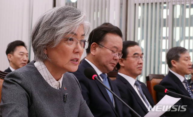 【서울=뉴시스】홍효식 기자 = 강경화 외교부 장관이 21일 오전 서울 여의도 국회 본청 외교통일위원회 회의실에서 열린 남북경제협력특별위원회 전체회의에서 의원들 질의에 답하고 있다. 왼쪽부터 강경화 외교부 장관, 김부겸 행정안전부 장관, 조명균 통일부 장관, 박백범 교육부 차관. 2019.03.21. yesphoto@newsis.com