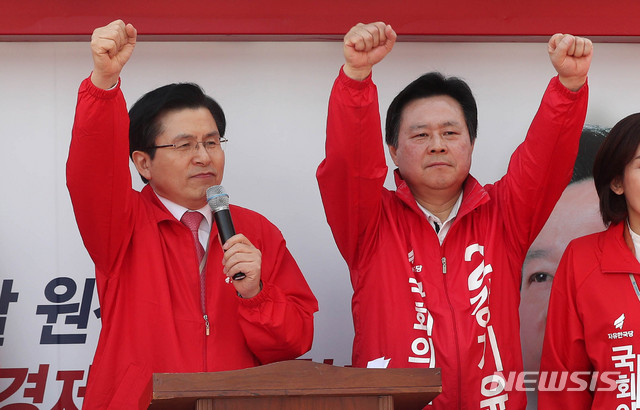【창원=뉴시스】추상철 기자 = 4.3 보궐선거 공식 선거운동이 시작된 21일 오전 경남 창원시 성산구 시민생활체육관 앞에서 지원유세에 나선 자유한국당 황교안 대표가 강기윤 국회의원 후보와 함께 지지를 호소하고 있다. 2019.03.21. scchoo@newsis.com