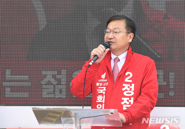 【고성=뉴시스】차용현 기자 = 4.3 국회의원 보궐선거 공식적인 선거운동 첫날인 21일 오전 경남 고성군 고성읍 고성축협 앞 광장에서 통영·고성 지역구 자유한국당 정점식 후보가 유권자들에게 지지를 호소하고 있다. 2019.03.21.&nbsp; con@newsis.com