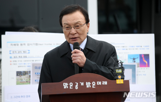 【안산=뉴시스】김선웅 기자 = 이해찬 더불어민주당 대표가 21일 경기 안산시 스마트허브전망대를 방문해 공단 미세먼지 배출 관련 모두발언을 하고 있다. 2019.03.21.&nbsp; mangusta@newsis.com