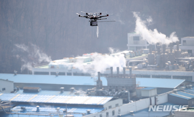 [안산=뉴시스] 환경부 국립환경과학원과 수도권대기환경청 미세먼지 감시팀이 경기 안산시 반월공단에서 오염물질 측정이 가능한 드론을 이용해 미세먼지 배출사업장 단속을 진행하고 있다. (사진=뉴시스 DB). 2019.03.21. photo@newsis.com