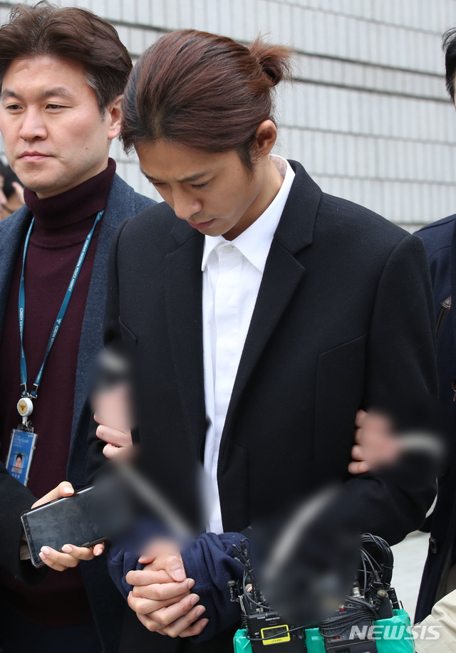 【서울=뉴시스】김진아 기자 = 성폭력범죄의 처벌 등에 관한 특례법 위반(카메라 등 이용 촬영) 혐의를 받고 있는 가수 정준영이 21일 서울 서초구 서울중앙지방법원에서 영장실질심사를 마친 후 법원을 나서고 있다. 2018.03.21.&nbsp; bluesoda@newsis.com 