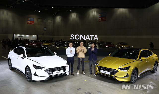 【고양=뉴시스】고승민 기자 =21일 경기 고양시 킨텍스에서 열린 현대자동차 신형 쏘나타 발표회에서 쏘나타 차량이 공개되고 있다. 왼쪽부터 이광국 국내영업본부장, 이상엽 현대디자인센터장, 최진우 전무가 차량을 선보이고 있다. 혁신적인 디자인의 스포티 중형 세단 이미지로 3세대 신규 플랫폼이 적용된 신형 쏘나타는 승차감, 핸들링, 정숙성 등을 크게 개선했다. 가솔린 2.0모델 기준 가격 2,346-3,289만원. 2019.03.21. kkssmm99@newsis.com